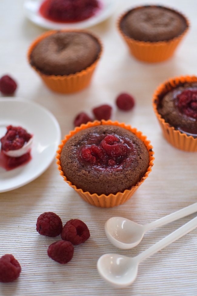 Le coulant au chocolat et coulis framboises fraiches | LovaLinda | Blog Cuisine Recettes Dessert Photographie