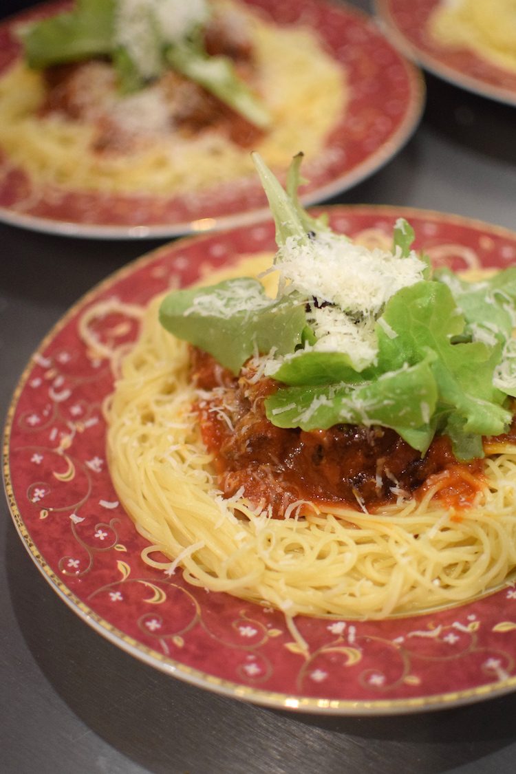 Les spaghettis bolognaise servies comme à Langkawi  | LovaLinda | Blog Cuisine Recettes Plat | Photographie