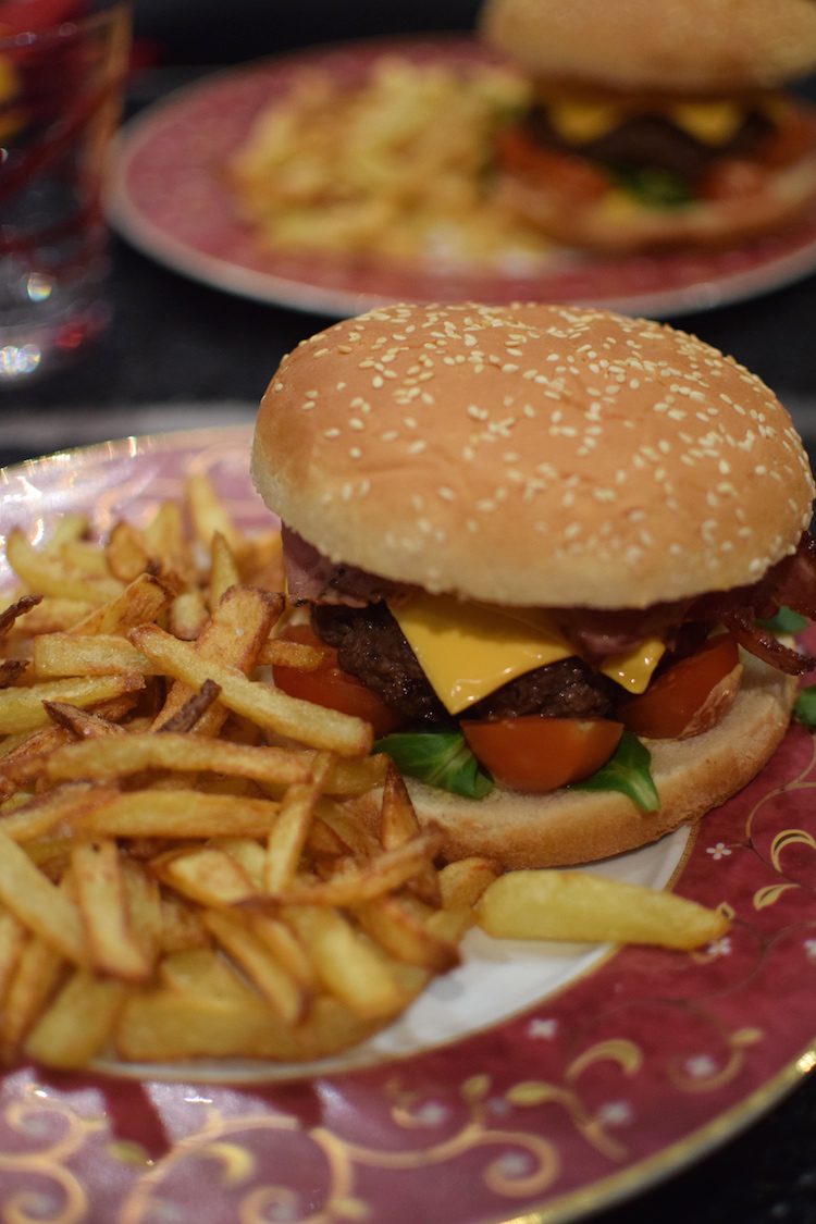 Le double cheese burger | Frites | LovaLinda | Blog Cuisine Recettes Plat | Photographie