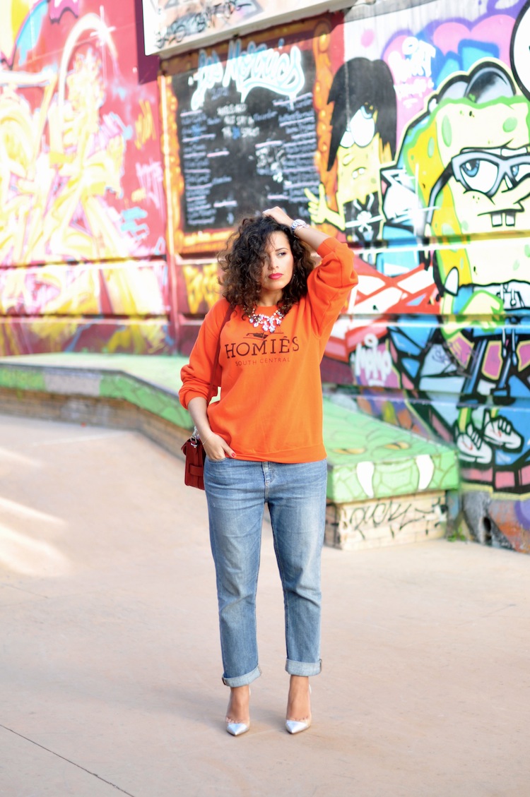 Lovalinda ⎪L'orange néon Sweaters Homiès Brian Lichtenberg x PS11 Paprika Proenza Schouler x Necklace and Earrings Asos x Gianvito Rossi