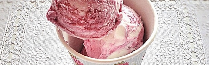 La glace au yaourt et fruits rouges