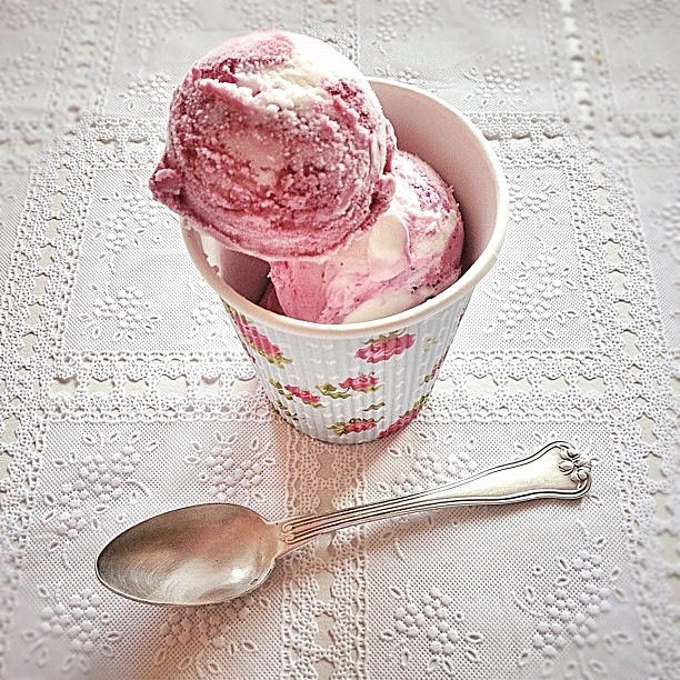 La glace au yaourt et fruits rouges par Julia Vale M pour LovaLinda