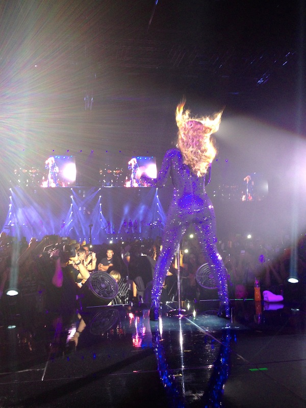 L'expérience Priceless par LovaLinda - MrsCarterShow - Beyoncé de dos moi sur scène