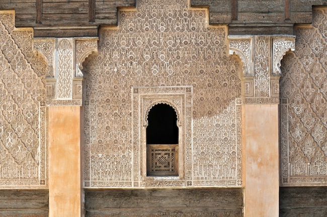 Les mille et une nuits à Marrakech | Lovalinda x Medina x Médersa Fenêtre et poutres