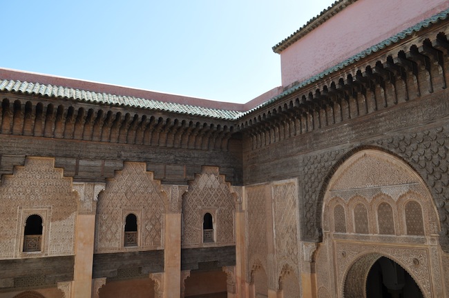 Les mille et une nuits à Marrakech | Lovalinda x Medina x Médersa Fenêtres et Toits
