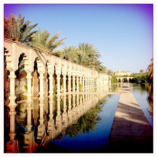 Les milles et une nuits à Marrakech | LovaLinda x Palais Namaskar x Legs x Bassin