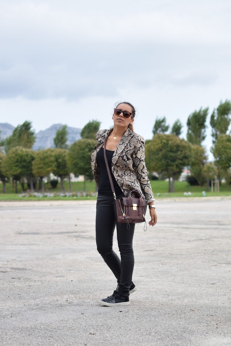 Le python des villes | LovaLinda | Blog Mode Photo Lookbook Marseille | Altuzarra for Target Blazer x Petit Bateau Top x Zara Jeans x Yves Saint Laurent Sneakers x 3.1 Phillip Lim x Zara Sunglasses