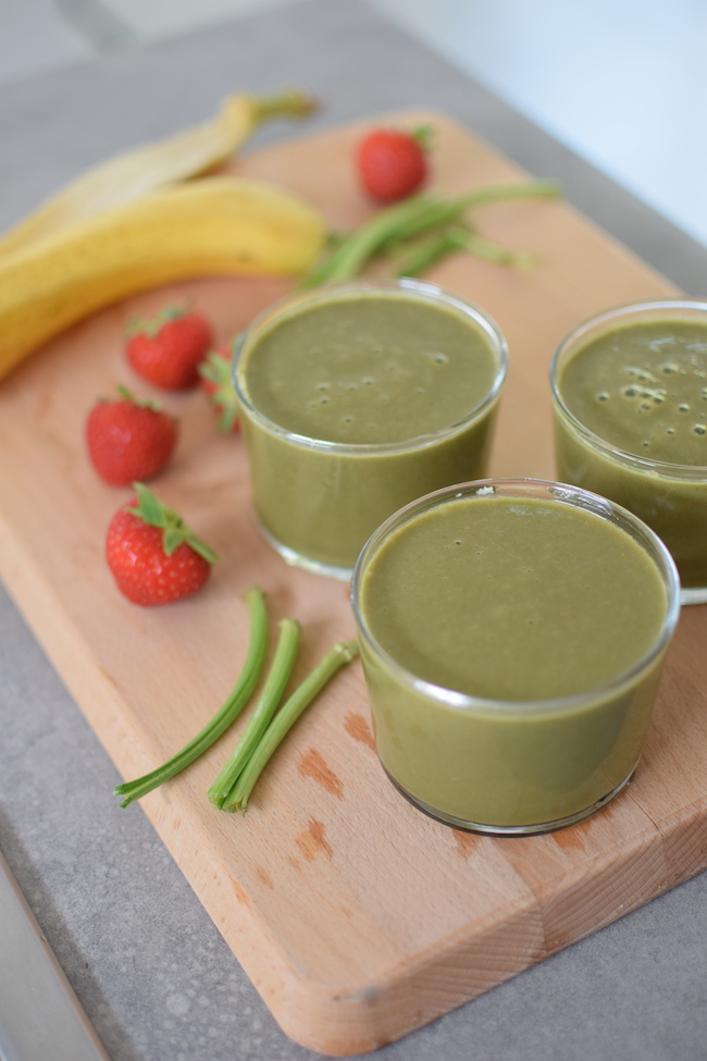 Le smoothie épinards-fraises-banane-amandes | LovaLinda | Blog Cuisine Photo | Smoothie Vert